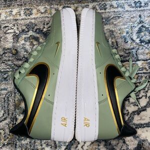 Nike Air Force 1 ’ 07 LV8 Metallic Gold Swoosh Pack Olive Green✨
